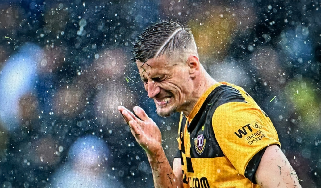 Fußballspieler und Kapitän der SG Dynamo Dresden, Stefan Kutschke, hält die rechte Hand neben seiner Wange und verzieht dabei das Gesicht –