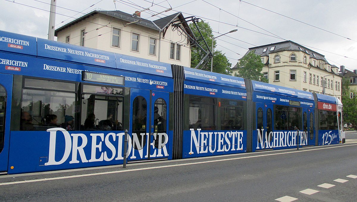 Blaue Straßenbahn mit Aufschrift Dresdner Neueste Nachrichten –
